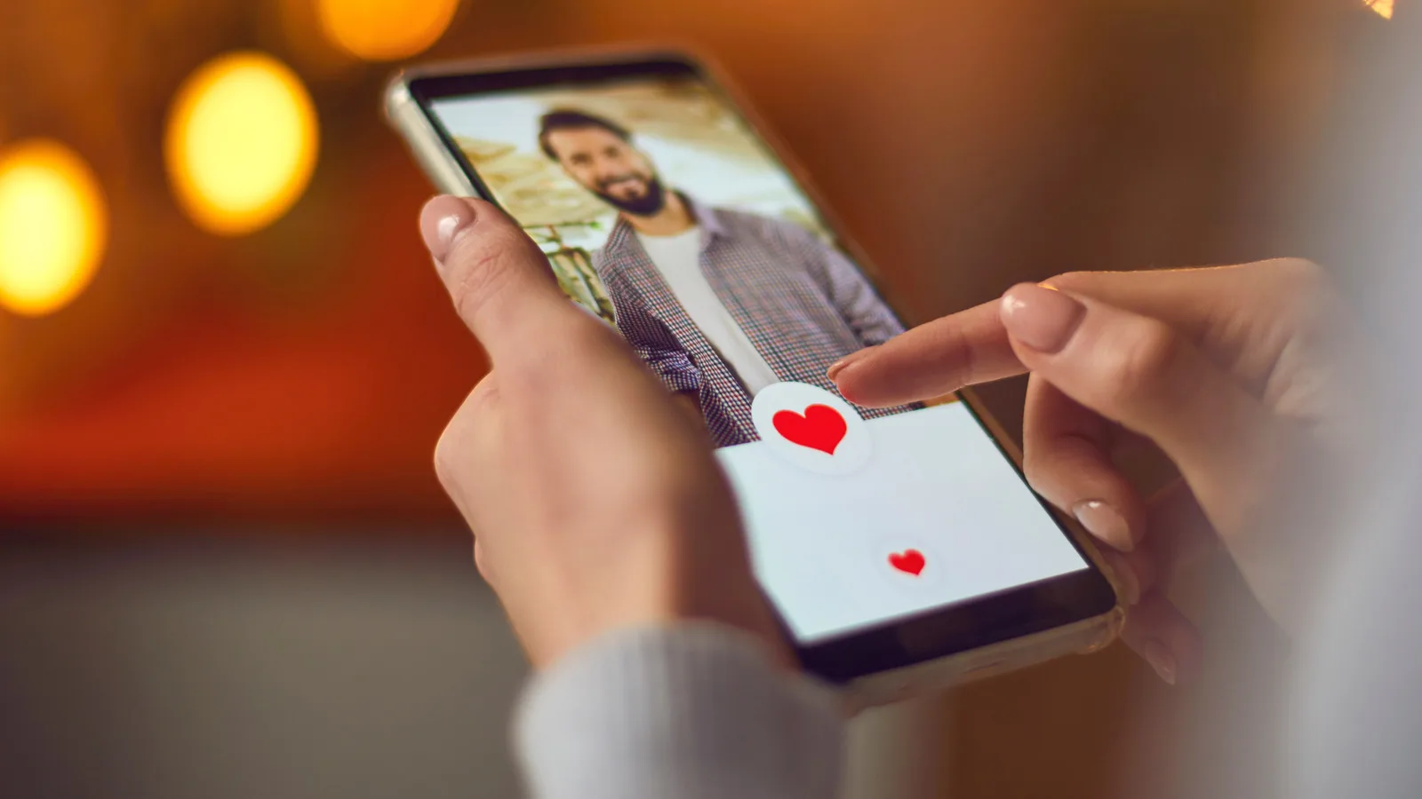 Check Nostalgia Red Flags Before You Reconnect With Someone Online